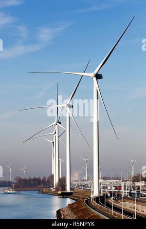 Windenergieanlagen in der Nähe von Canal Hartel in Rotterdam. Stockfoto