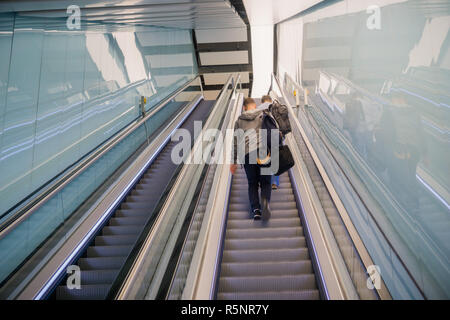 September 24, 2017, London/UK - Menschen Reiten eine Rolltreppe am Flughafen Heathrow Stockfoto