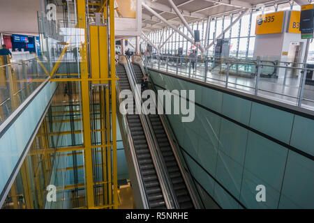 September 24, 2017, London/UK - Menschen Reiten eine Rolltreppe am Flughafen Heathrow Stockfoto