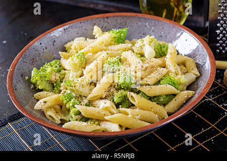 Penne Pasta mit Rotkohl romanesco auf Schwarz. Vegetarisches Essen. Italienisches Menü Stockfoto