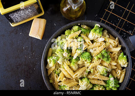 Penne Pasta mit Rotkohl romanesco auf Schwarz. Vegetarisches Essen. Italienisches Menü. Ansicht von oben. Flach Stockfoto