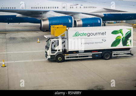 September 24, 2017, London/UK-Gate Gourmet Lkw bietet Speisen und Getränke für die Luft Handwerk über den Flughafen Heathrow fahren Stockfoto