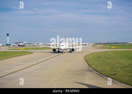 September 24, 2017, London/UK-Flugzeuge zu nehmen Sie am Flughafen Heathrow Stockfoto