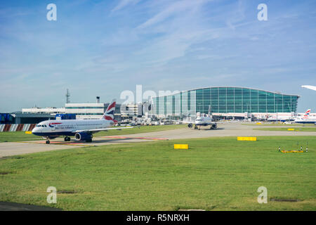 September 24, 2017, London/UK - British Airways Flugzeuge verlassen Terminal 5, Heathrow Airport Stockfoto