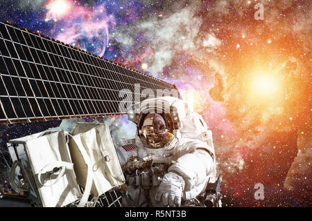 Internationalen Raumstation ISS und Astronauten im Weltraum auf dem Planeten Erde. Stockfoto