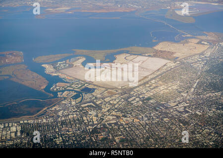 Luftaufnahme des Salzes verdampfen Teiche in der Nähe von Redwood City, Kalifornien Stockfoto