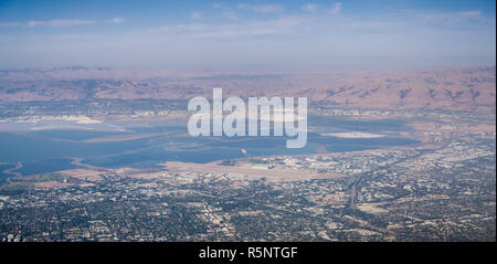 Luftaufnahme der Städte von South San Francisco Bay (Mountain View, Sunnyvale, Milpitas), Silicon Valley, Kalifornien Stockfoto