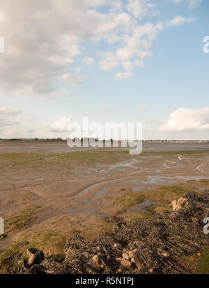 Schwarzes wasser Watt nut Wasser Ebbe dock Boote im Abstand günstig Stockfoto