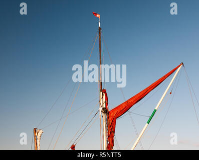 Ein hoch Mast im blauen Himmel von London Barge schwarzes Wasser maldon Essex Stockfoto