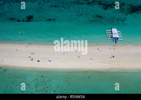 Boot festgemacht an kalanggaman Insel Leyte, Philippinen mit Touristen zu Fuß entlang der Sandbank. Stockfoto