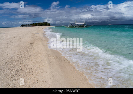 Tauchboot günstig auf der Sandbank als kalanggaman Insel Leyte, Philippinen bekannt Stockfoto
