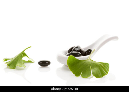 Ginkgo Blätter mit Gel kapseln. Stockfoto