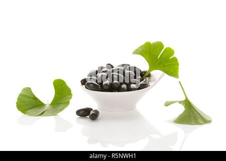 Ginkgo Blätter mit Gel kapseln. Stockfoto