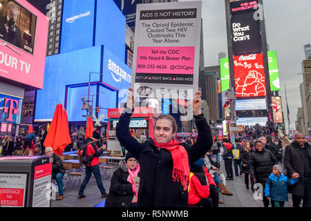 New York, Vereinigte Staaten. 01 Dez, 2018. ACT UP New York auf die Straße gingen, am 1. Dezember 2018 Aufmerksamkeit zum Welt-AIDS-Tages, eine internationale Anerkennung der HIV/AIDS-Epidemie zu zeichnen. ACT UP NY inszenierte einen sprechen, die in der Times Square zu betonen: Menschen mit HIV und AIDS sind noch hier kämpfen für das Ende der AIDS-Epidemie in New York, USA, und um die Welt. Die Aktion wurde von der aus der Finsternis Mahnwache und März bei der NYC AIDS Memorial, die am Welt-AIDS-Tag verloren, sich daran zu erinnern. Credit: Erik McGregor/Pacific Press/Alamy leben Nachrichten Stockfoto