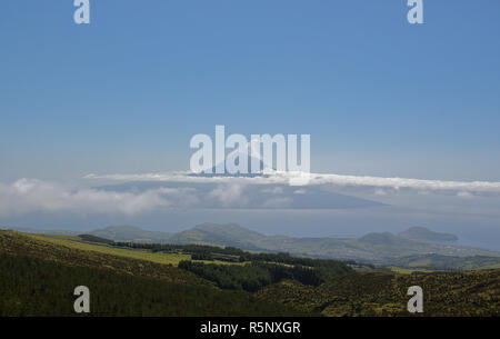 Die Silhouette des Vulkans Ponta do Pico von der Nachbarinsel Faial (Azoren) gesehen. Stockfoto