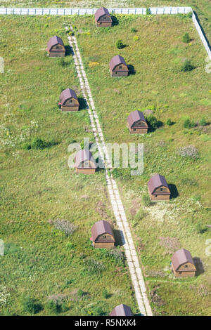 Oben Ansicht von mehreren Holzhäuser im Dorf Stockfoto