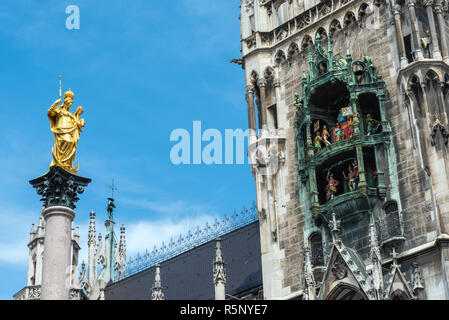 Die Mariensäule und die Uhr Glockenspiel auf dem Marienplatz in München, Deutschland Stockfoto