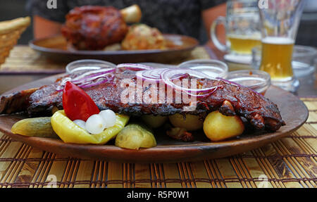 Rack mit Grill geröstet Schweinerippchen Nahaufnahme Stockfoto