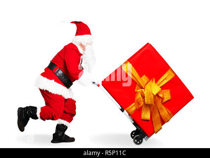 Glücklich läuft Santa Claus mit Warenkorb Trolley Stockfoto