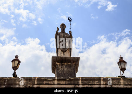 Statue des Hl. Johannes auf der nördlichen Stadttor der Altstadt von Trogir, Kroatien. Trogir ist beliebtes Touristenziel und UNESCO-Weltkulturerbe. Stockfoto