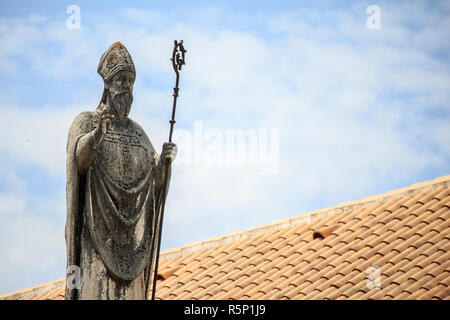 Statue des Hl. Johannes auf der nördlichen Stadttor der Altstadt von Trogir, Kroatien. Trogir ist beliebtes Touristenziel und UNESCO-Weltkulturerbe. Stockfoto