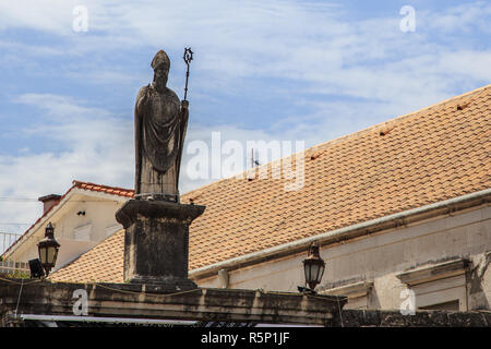 Statue des Hl. Johannes auf der nördlichen Stadttor der Altstadt von Trogir, Kroatien. Trogir ist beliebtes Touristenziel und UNESCO-Weltkulturerbe. Stockfoto