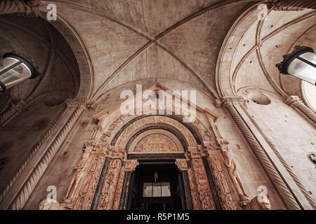 13. jahrhundert Portal der St. Laurentius Kirche in Trogir, Kroatien, geschnitzt von den lokalen Architekten und Bildhauer Radovan, einer der am meisten monum Stockfoto