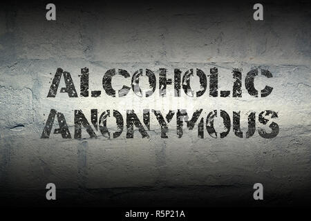 alkoholische anonymen Schablone drucken auf der weißen Mauer grunge Stockfoto