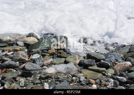 Nassen Kieselsteinen am Strand in der Nähe von Stockfoto