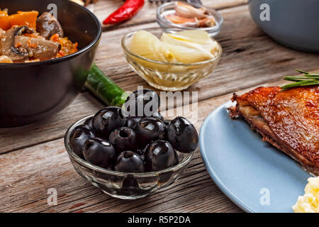 Amerikanische Küche. Brathähnchen, Nahaufnahme der verschiedenen Gerichte und Snacks auf einer hölzernen Tisch. Stockfoto