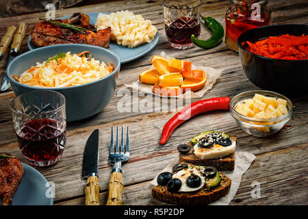 Amerikanische Küche. Brathähnchen, Nahaufnahme der verschiedenen Gerichte und Snacks auf einer hölzernen Tisch. Stockfoto