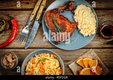 Amerikanische Küche. Brathähnchen, Nahaufnahme der verschiedenen Gerichte und Snacks auf einer hölzernen Tisch. Stockfoto