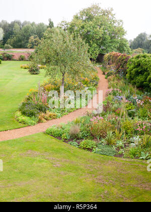 Führende Spazierweg durch Garten im Sommer bedeckt Szene Stockfoto