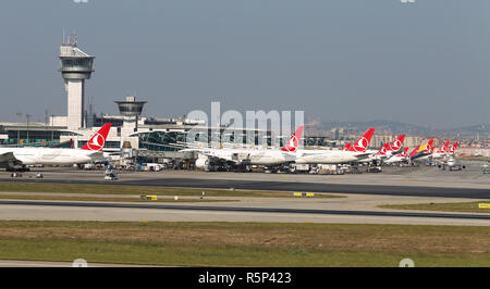 ISTANBUL, Türkei - 05. AUGUST 2018: Flugzeuge in aprone der Flughafen Istanbul Atatürk. Stockfoto