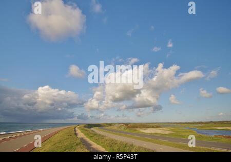 Nordsee und Deich Landschaft zwischen Westkapelle und Domburg, walcheren, Zeeland, Niederlande Stockfoto