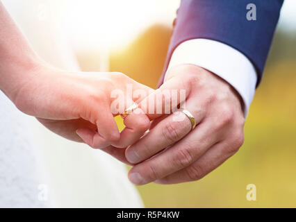 Hochzeitspaar, Hand in Hand Stockfoto