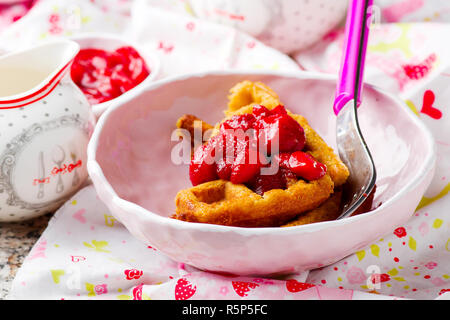 Peanut Butter Erdbeere Kompott Waffeln.. selektive Fokus Stockfoto