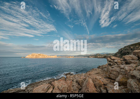 Abendsonne auf den roten Felsen von La Pietra in Ile Rousse in der Balagne Korsika Stockfoto