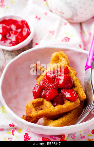 Peanut Butter Erdbeere Kompott Waffeln.. selektive Fokus Stockfoto