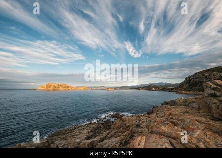 Abendsonne auf den roten Felsen von La Pietra in Ile Rousse in der Balagne Korsika Stockfoto