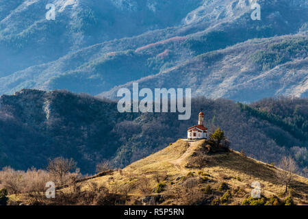 Kleine Kapelle in den Rhodopen, Bulgarien. Fantastische Ausblicke auf die Landschaft der Umgebung. Stockfoto