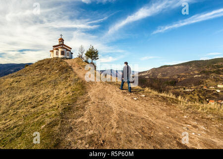 Kleine Kapelle in den Rhodopen, Bulgarien. Fantastische Ausblicke auf die Landschaft der Umgebung. Stockfoto