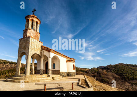 Kleine Kapelle in den Rhodopen, Bulgarien. Fantastische Ausblicke auf die Landschaft der Umgebung. Stockfoto