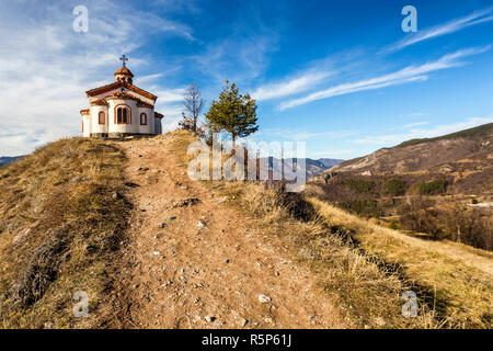 Kleine Kapelle in den Rhodopen, Bulgarien. Fantastische Ausblicke auf die Landschaft der Umgebung. Stockfoto