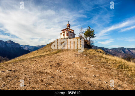 Kleine Kapelle in den Rhodopen, Bulgarien. Fantastische Ausblicke auf die Landschaft der Umgebung. Stockfoto