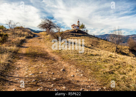 Kleine Kapelle in den Rhodopen, Bulgarien. Fantastische Ausblicke auf die Landschaft der Umgebung. Stockfoto