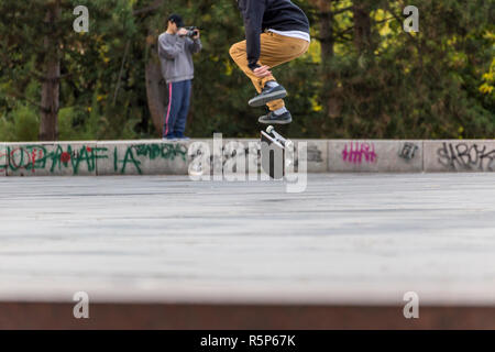 Prag, tschechische Republik - 12. Oktober 2017 - Low Angle View junger Leute, skateboard Tricks in Letna Park in Prag, Tschechische Republik. Stockfoto