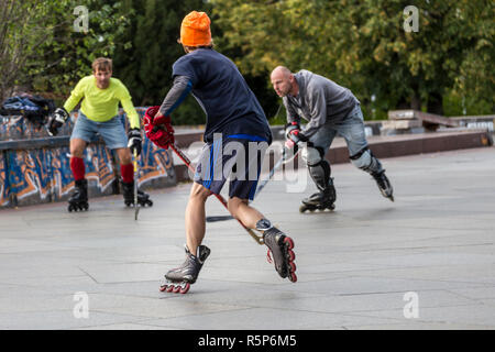Prag, tschechische Republik - 12. Oktober 2017 - Low Angle View von Menschen spielen Street Hockey in Letna Park in Prag, Tschechische Republik. Stockfoto