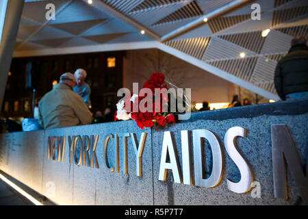 (181202) - NEW YORK, Dez. 2, 2018 (Xinhua) - Blumensträuße in einer Welt-AIDS Tag Memorial in New York zu sehen sind, die Vereinigten Staaten, Dez. 1, 2018. Die Gedenkstätte bietet eine interaktive Erfahrung wurde in Lower Manhattan am Samstag, den Welt-AIDS-Tag und zu Ehren der Opfer der tödlichen Krankheit Kennzeichnung. Über 200 Menschen an der New York City AIDS Memorial Park versammelt für die Veranstaltung#LightTheFight. Halten grüne Knicklichter, sangen Lieder und beobachtete einen Moment der Stille, für die mehr als 100.000 Menschen, die an AIDS gestorben sind, in der Stadt und die Millionen weitere in Stockfoto