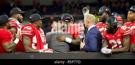 Indianapolis, Indiana, USA. 2. Dez, 2018. Ohio State Buckeyes quarterback Dwayne Haskins (7) Übernimmt die MVP-Trophäe von Archie Griffin an den NCAA grosse Meisterschaft 10 Fußballspiel zwischen den nordwestlichen Wildkatzen & Ohio State Buckeyes im Lucas Oil Stadium in Indianapolis, Indiana. JP Waldron/Cal Sport Media/Alamy leben Nachrichten Stockfoto